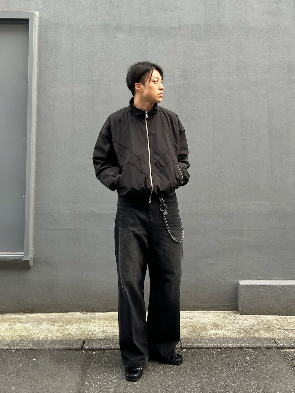 「ブラック、ルイス(Lui's)、冬コーデ、冬、アクセサリー、ラクチンコーデ、カジュアルコーデ、おしゃれさんと繋がりたい、オトナカジュアル、デニムパンツ、トラックジャケット、初春コーデ、ゆるコーデ、ファッションの力を信じよう、きれいめカジュアル」｜「Lui'sのUS ARMY トラックジャケット（ブルゾン、ブラック系）」を使った、さくらいさん（メンズ・177cm）の冬コーディネートの2枚目の写真