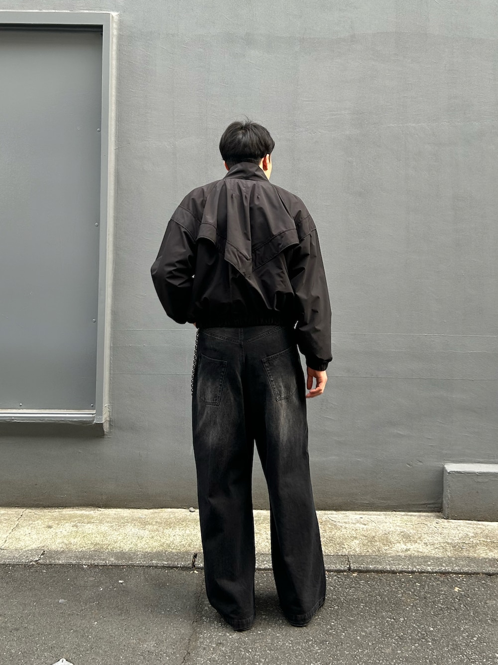 「ブラック、ルイス(Lui's)、冬コーデ、冬、アクセサリー、ラクチンコーデ、カジュアルコーデ、おしゃれさんと繋がりたい、オトナカジュアル、デニムパンツ、トラックジャケット、初春コーデ、ゆるコーデ、ファッションの力を信じよう、きれいめカジュアル」｜「Lui'sのUS ARMY トラックジャケット（ブルゾン、ブラック系）」を使った、さくらいさん（メンズ・177cm）の冬コーディネートの3枚目の写真