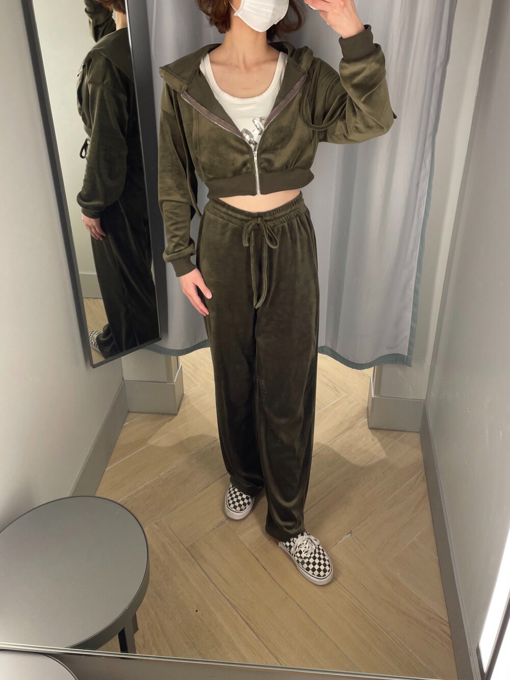 ホワイト系のトップス、ブラウン系のパンツ、ブラウン系のその他アウターを着用したレディースの冬コーディネートの2枚目の写真