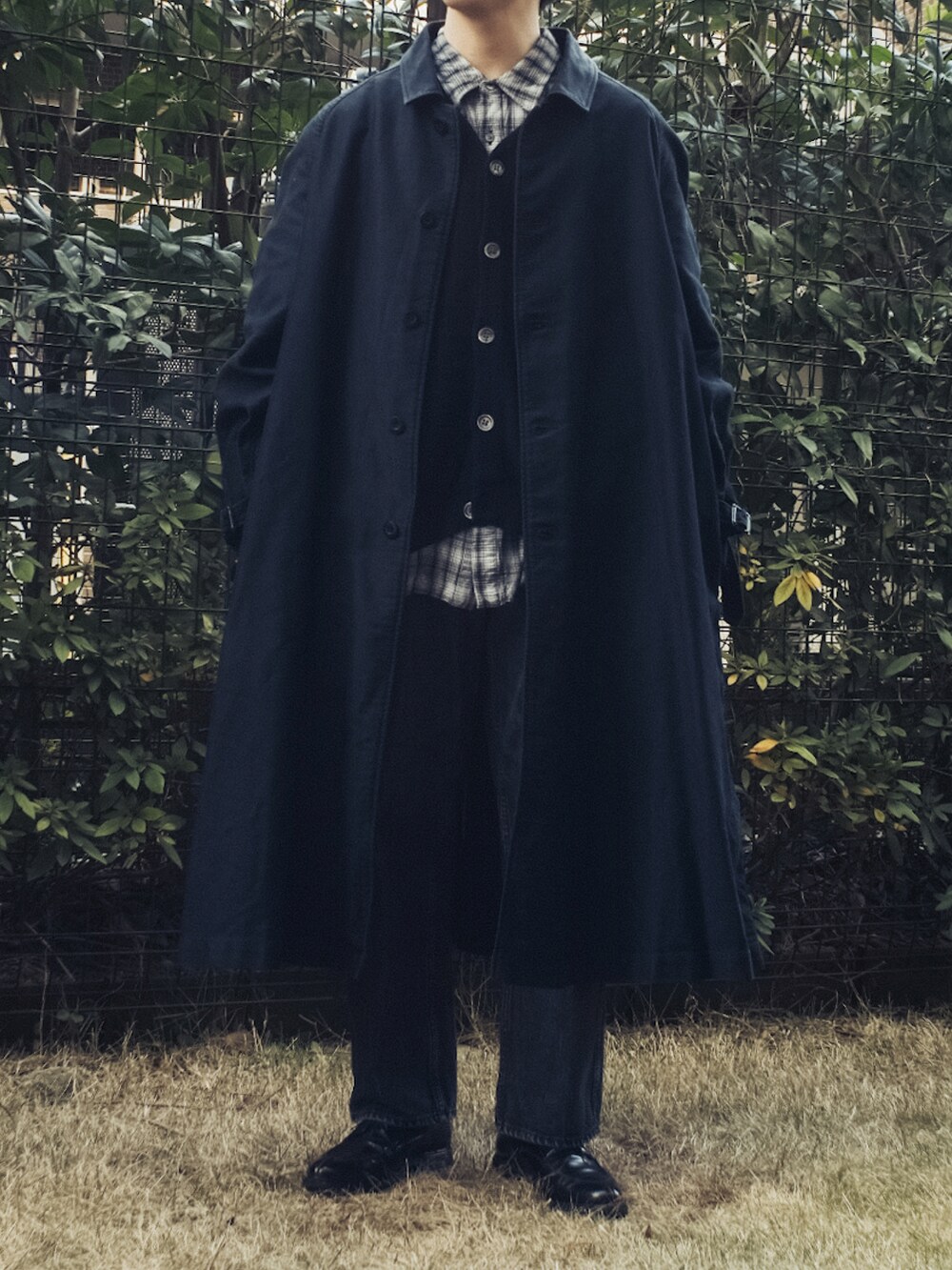 ブルー系のステンカラーコート、ブルー系のカーディガン/ボレロ、ベージュ系のシャツ/ブラウスを着用したメンズの冬コーディネートの2枚目の写真