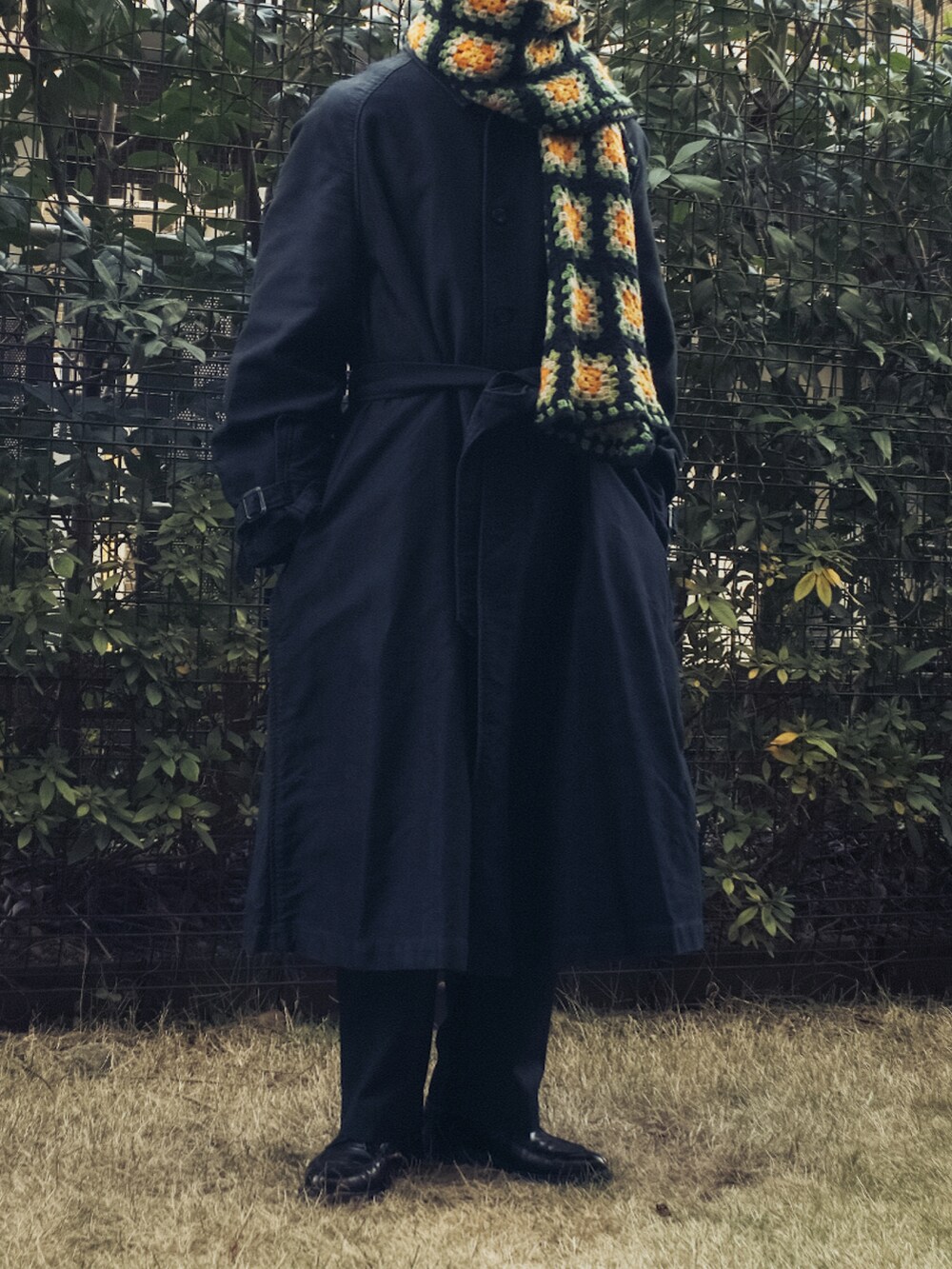 ブルー系のステンカラーコート、ブラック系のその他パンツ、ブラック系のドレスシューズを着用したメンズの冬コーディネートの2枚目の写真