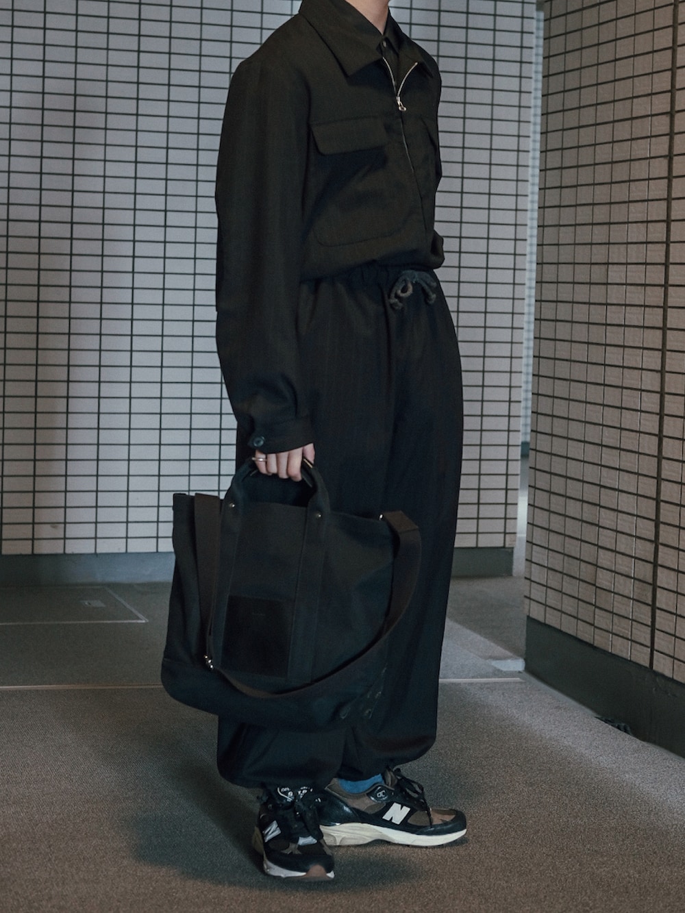 ブラック系のブルゾン、ブラック系のパンツ、ブラック系のシャツ/ブラウスを着用したメンズの春コーディネートの2枚目の写真