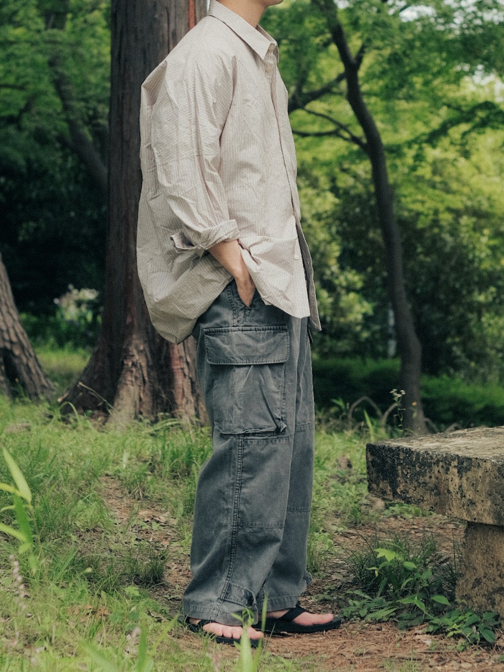 ベージュ系のシャツ/ブラウス、グレー系のカーゴパンツ、ブラック系のサンダルを着用したメンズの夏コーディネートの2枚目の写真