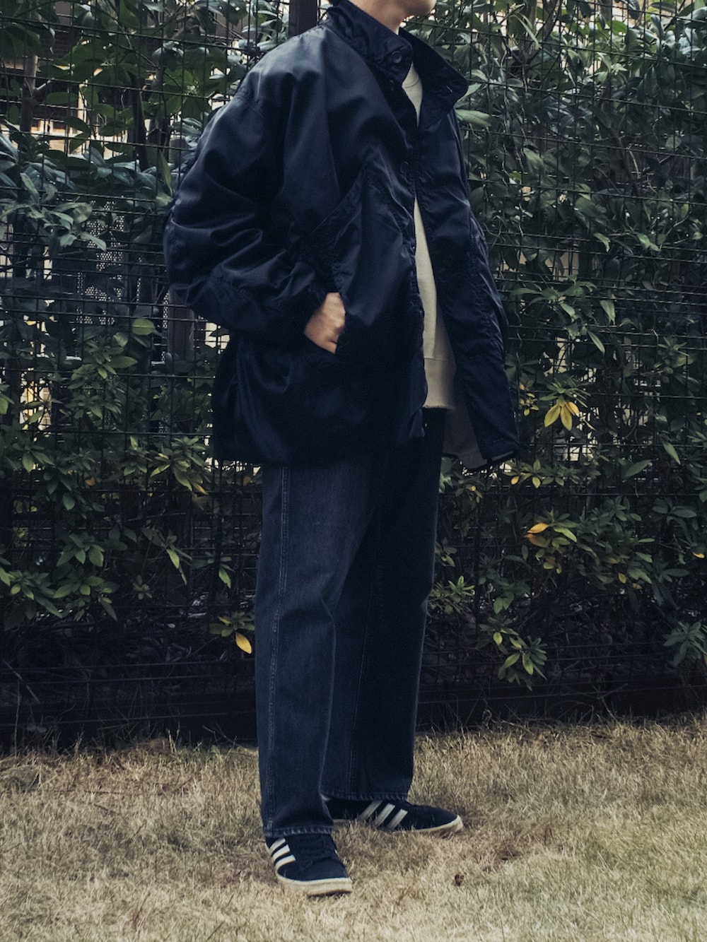 ブルー系のその他アウター、ベージュ系のスウェット、ブラック系のデニムパンツを着用したメンズの冬コーディネートの2枚目の写真