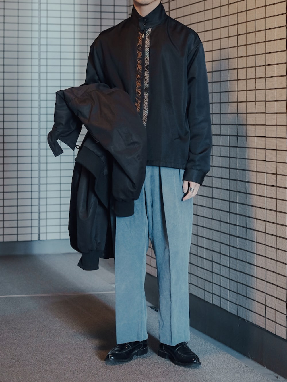ブラック系のブルゾン、ブラック系のブルゾン、ブルー系のその他パンツを着用したメンズの春コーディネートの2枚目の写真