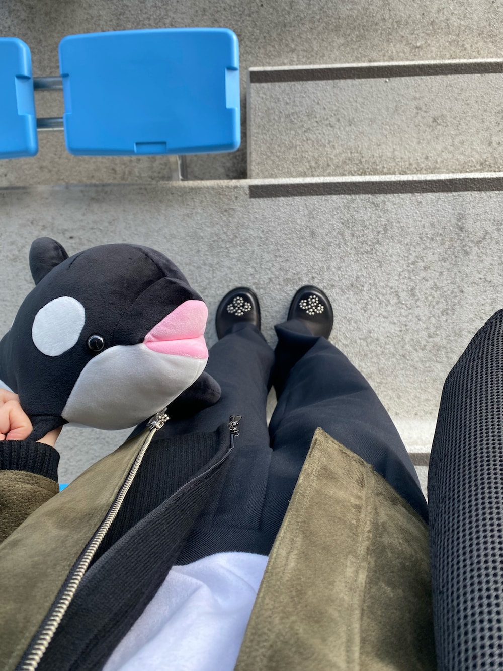 ブラック系のその他シューズ、ブラック系のトートバッグ、シルバー系のリングを着用したレディースの秋コーディネートの4枚目の写真