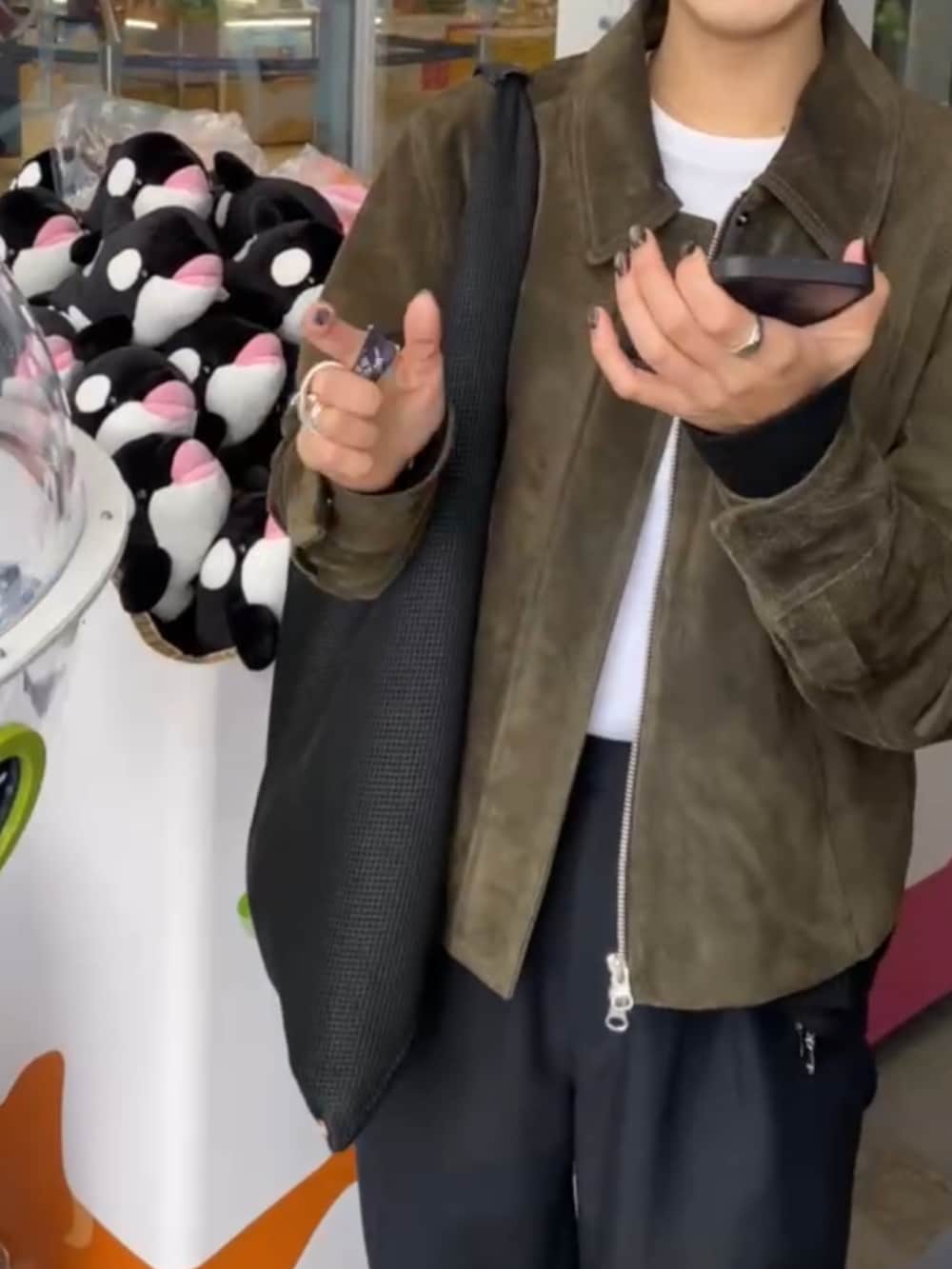 ブラック系のその他シューズ、ブラック系のトートバッグ、シルバー系のリングを着用したレディースの秋コーディネートの3枚目の写真