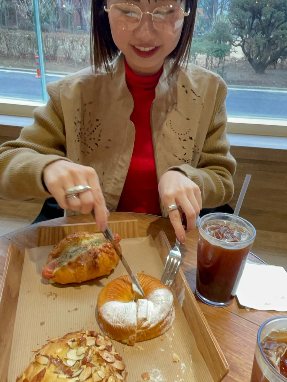 ブラック系のトートバッグ、ブルー系のスラックス、ブラック系のスニーカーを着用したレディースの春コーディネートの2枚目の写真