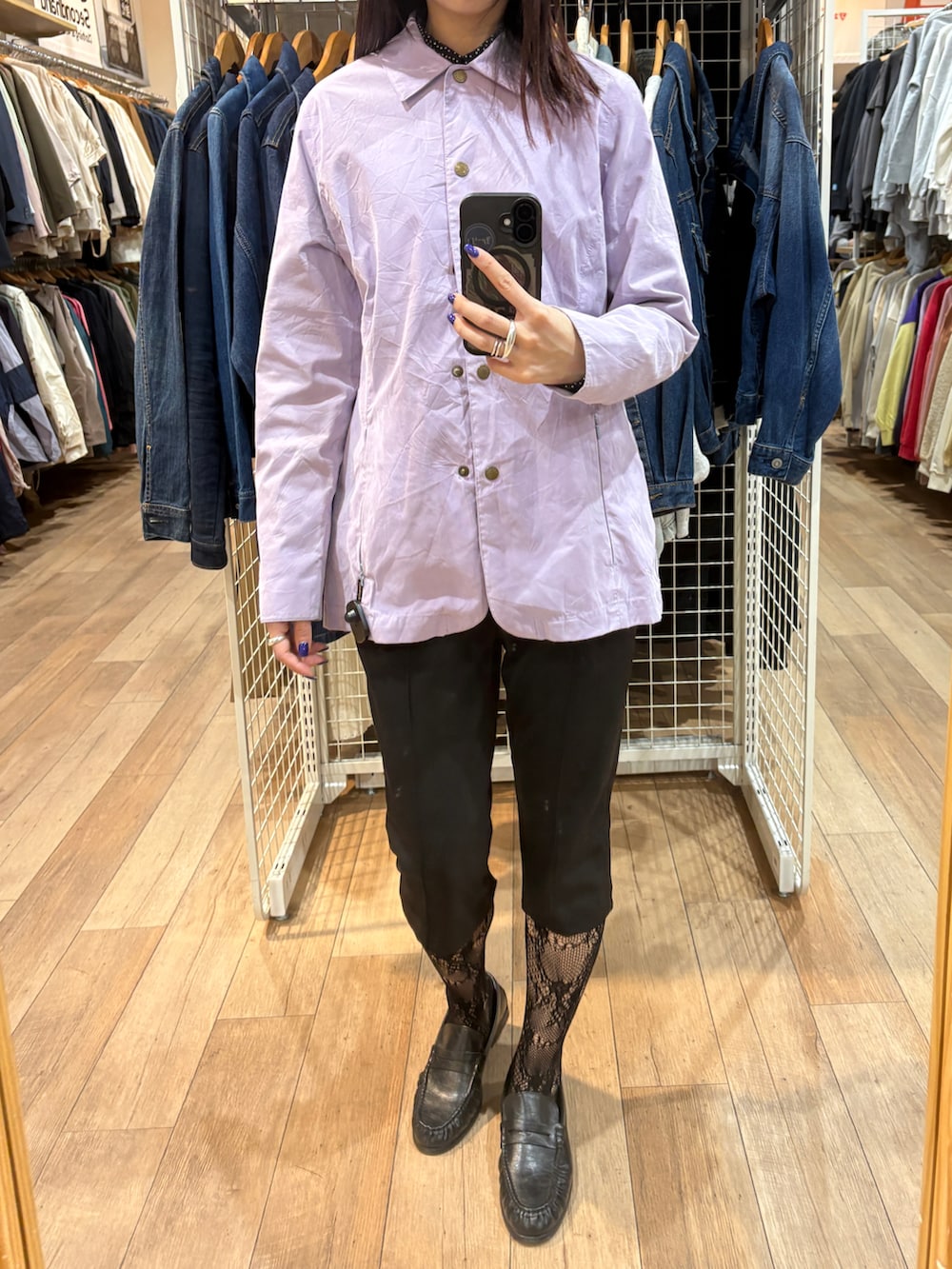 ブラック系のハンドバッグを着用したレディースの冬コーディネートの4枚目の写真