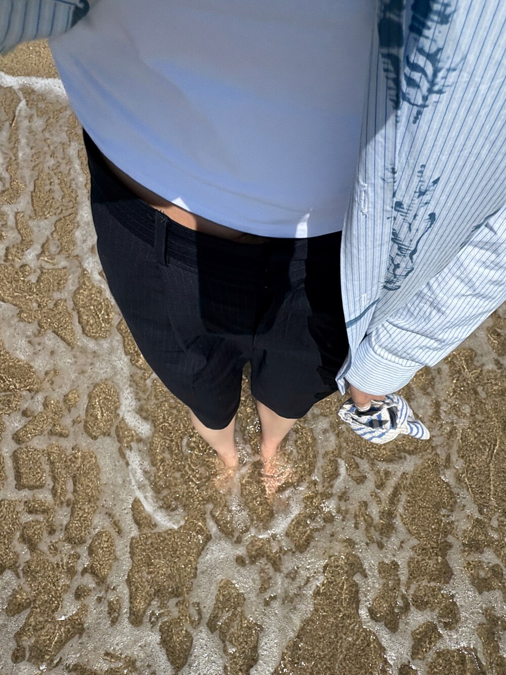 ブルー系のシャツ/ブラウスを着用したレディースの春コーディネートの2枚目の写真