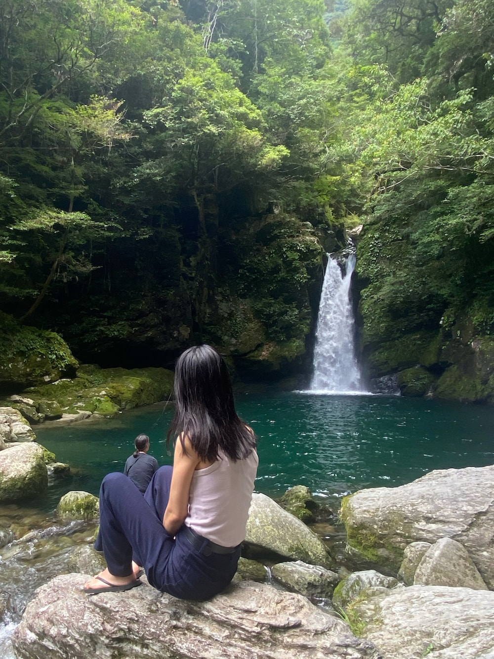 ブルー系のその他パンツ、ピンク系のタンクトップを着用したレディースの夏コーディネートの2枚目の写真