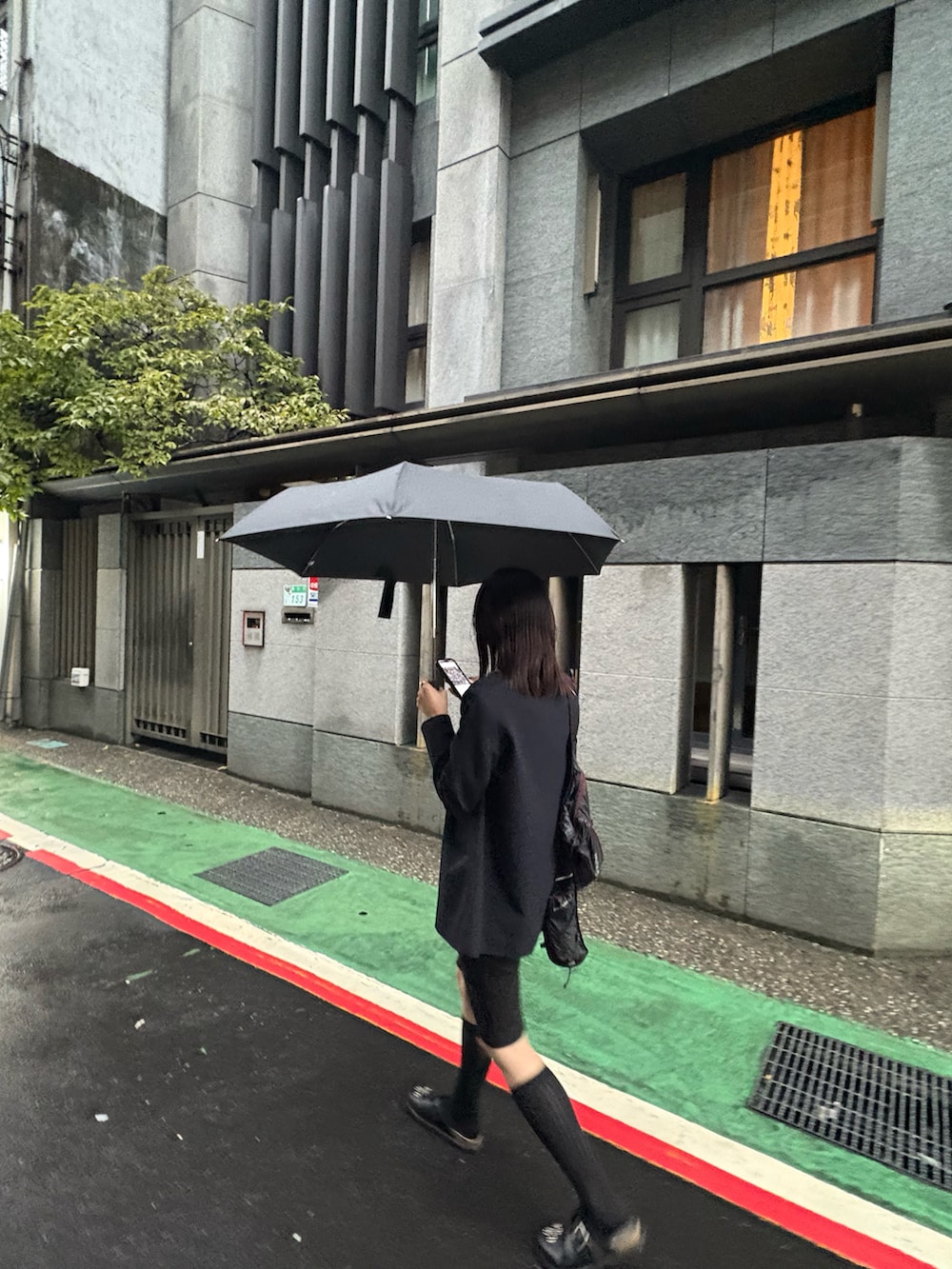 グリーン系のシャツ/ブラウス、ブラック系のパンツを着用したレディースの秋コーディネートの2枚目の写真