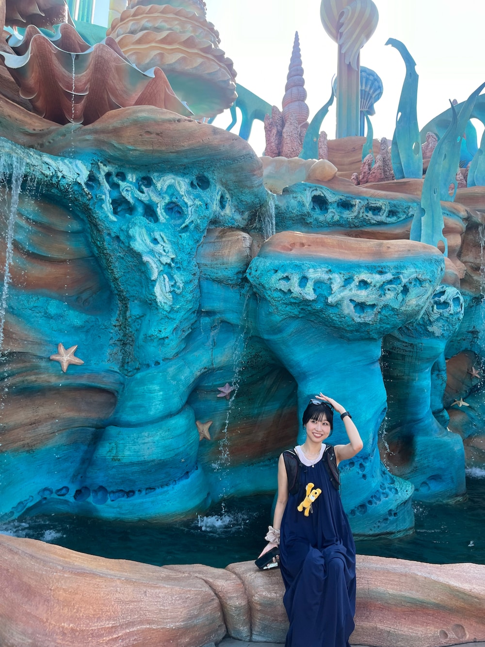 ブルー系のワンピースを着用したレディースの秋コーディネートの2枚目の写真