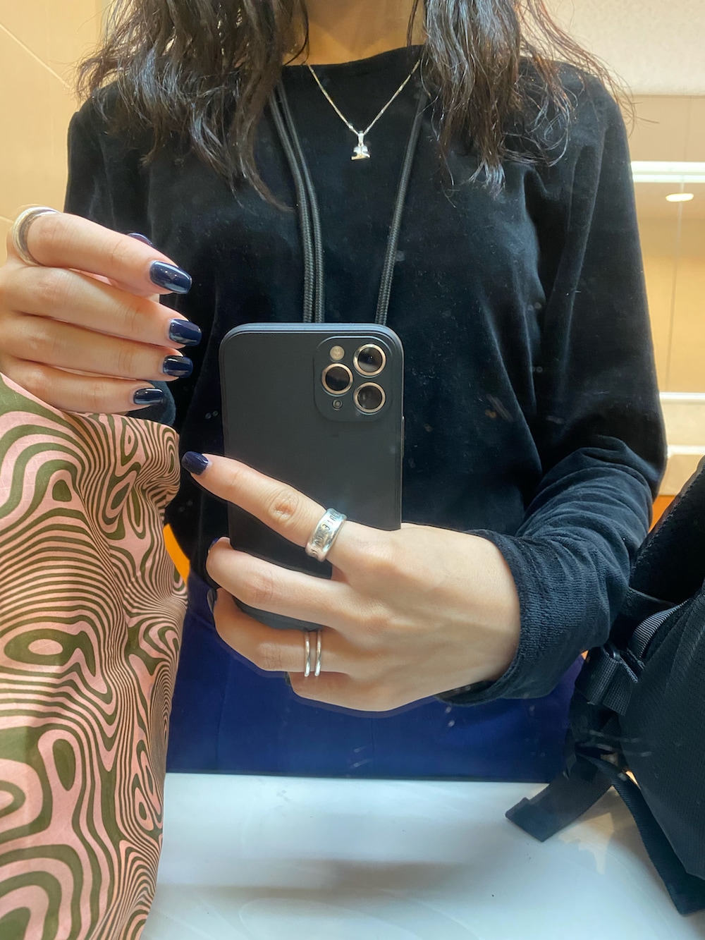 ピンク系のエコバッグ/サブバッグ、ブラック系のTシャツ/カットソーを着用したレディースの秋コーディネートの3枚目の写真