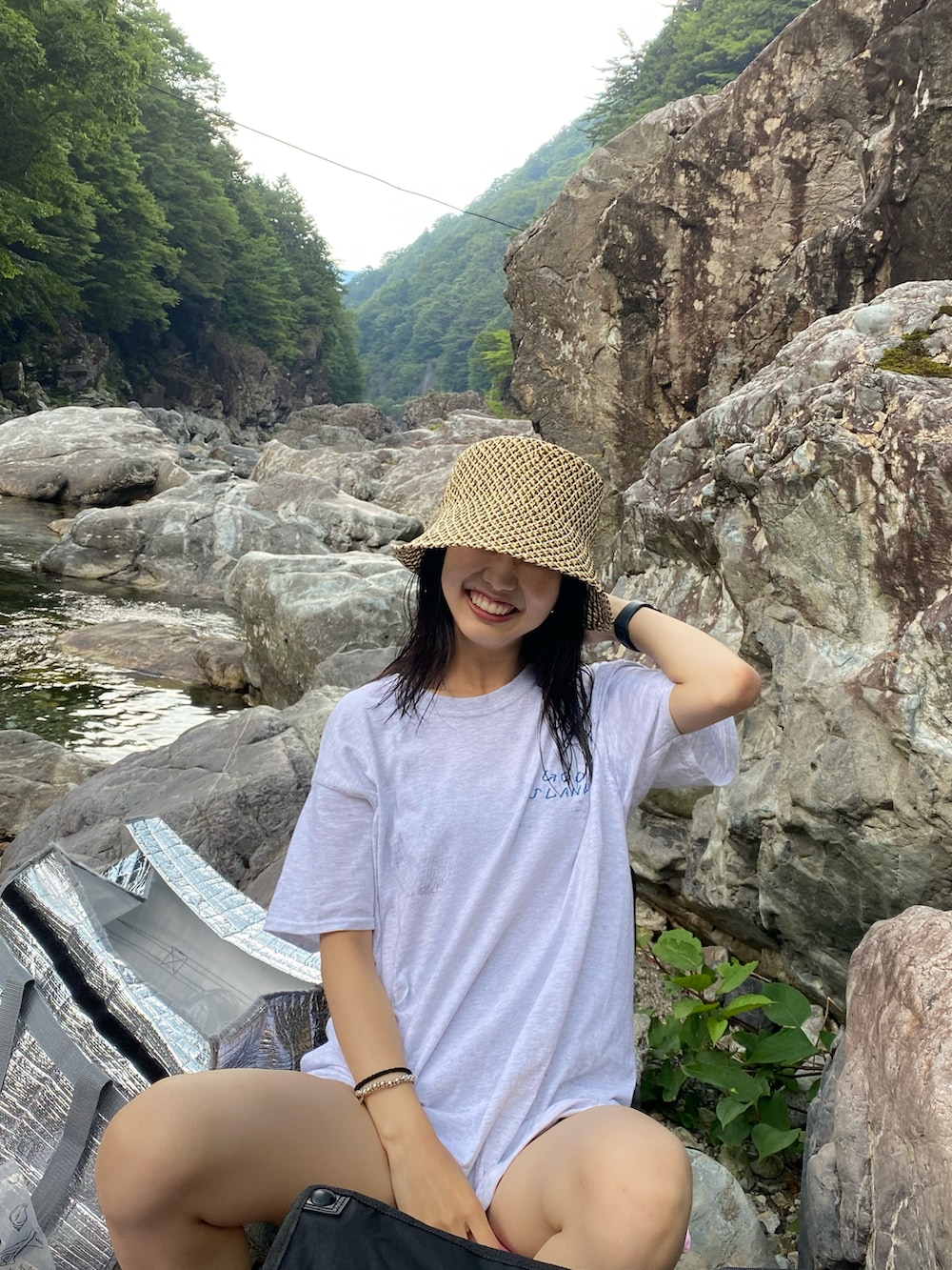 ブルー系のデニムパンツ、ブラック系のタンクトップ、ブラック系のサンダルを着用したレディースの夏コーディネートの2枚目の写真