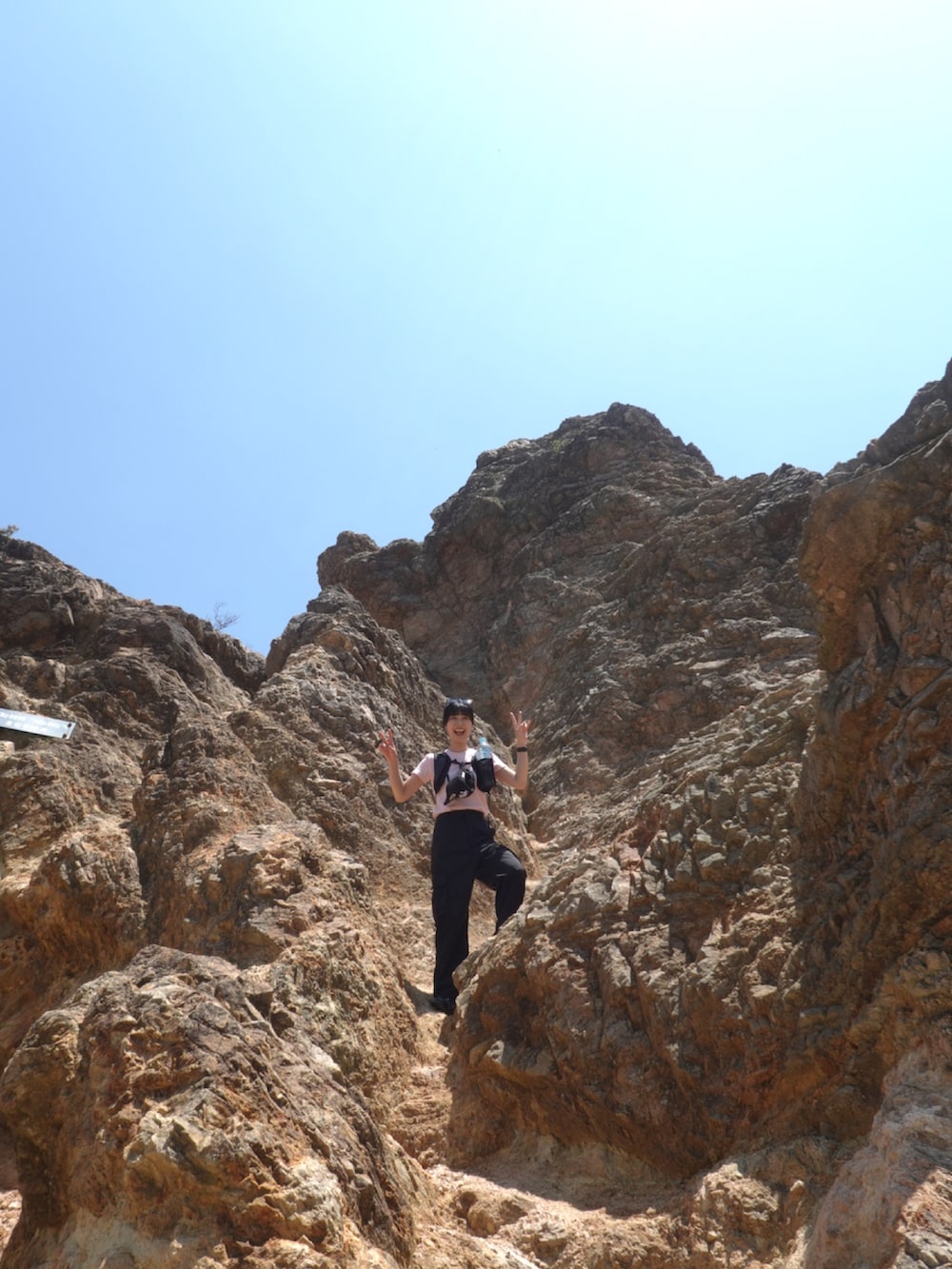 ブラック系のカーゴパンツ、ブラック系のバックパック/リュックを着用したレディースの夏コーディネートの3枚目の写真