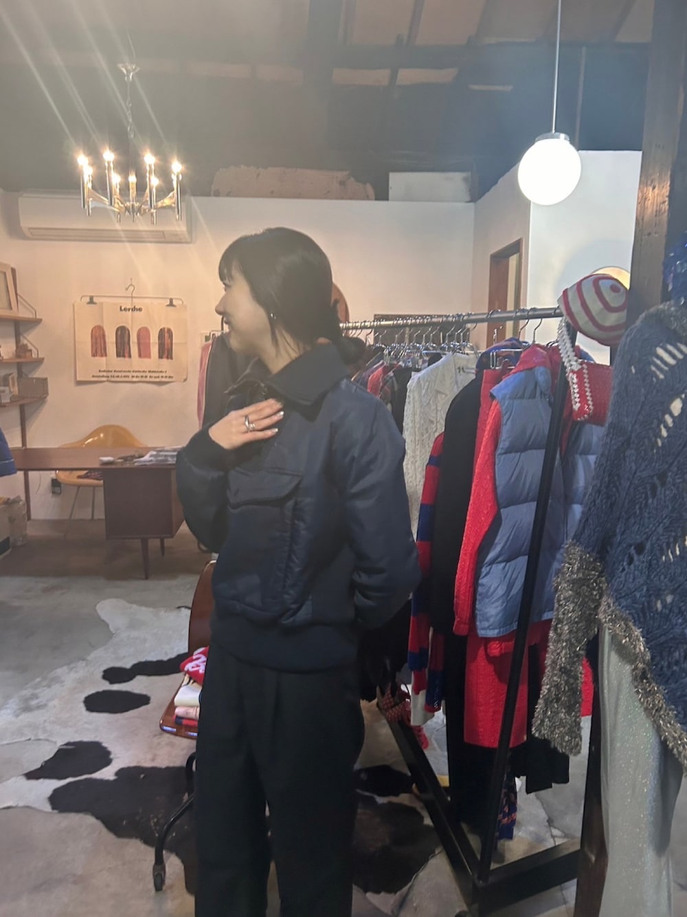 ブラック系のバックパック/リュック、ブラック系のジャケット/アウターを着用したレディースの冬コーディネートの2枚目の写真