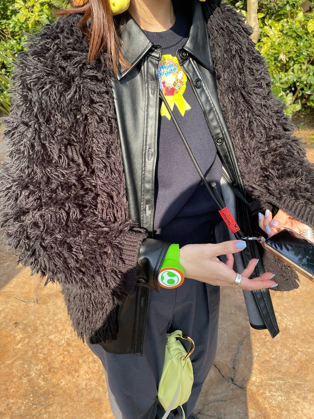 グレー系のその他パンツ、ブラック系のスニーカー、ブルー系のニット/セーターを着用したレディースの春コーディネートの2枚目の写真