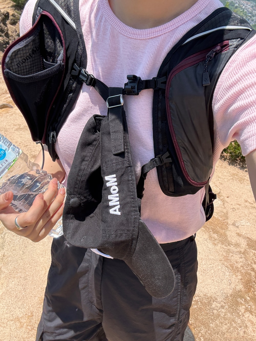 ブラック系のカーゴパンツ、ブラック系のバックパック/リュックを着用したレディースの夏コーディネートの4枚目の写真