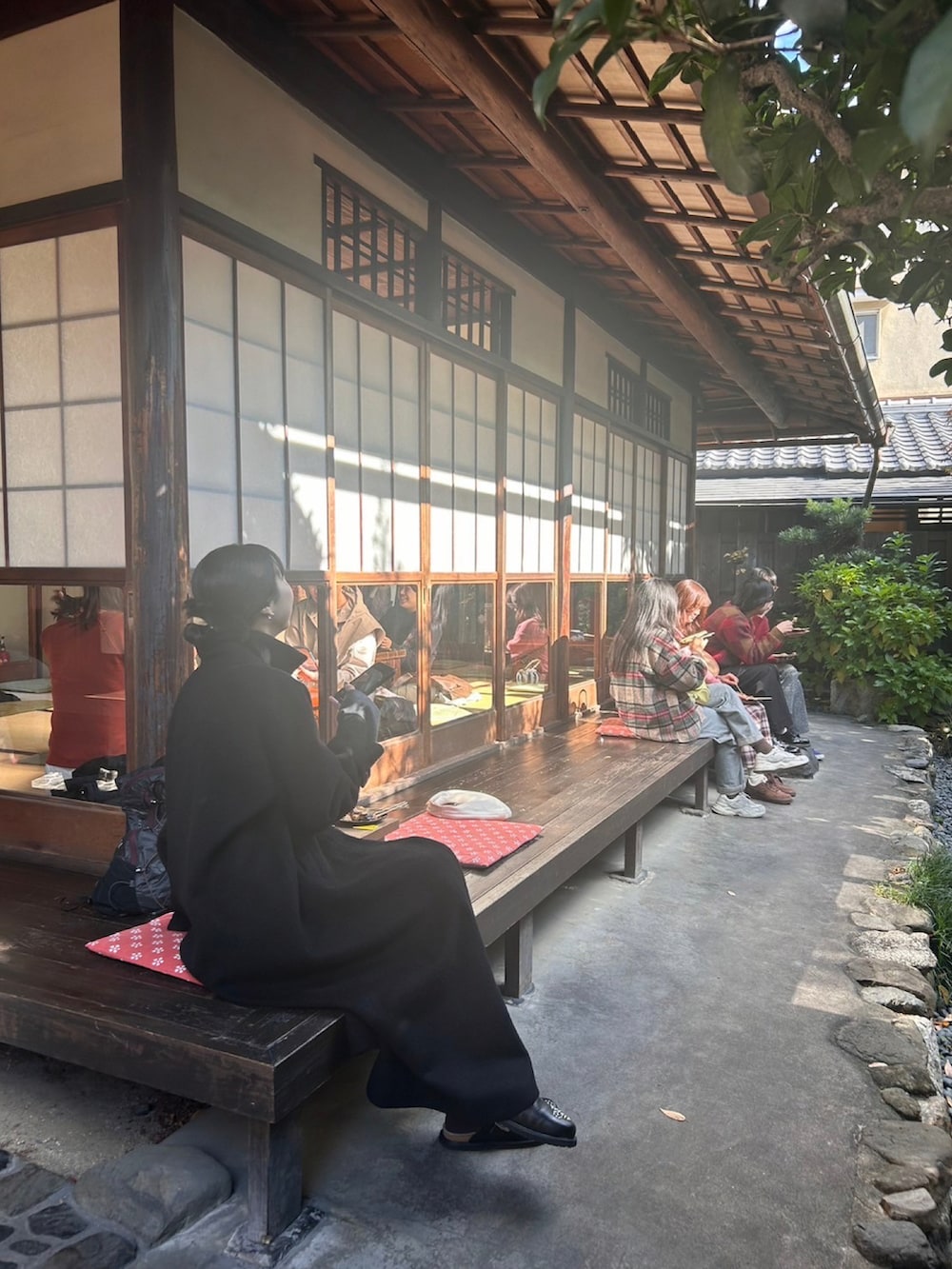 ブラック系のバックパック/リュック、ブラック系のジャケット/アウターを着用したレディースの冬コーディネートの3枚目の写真