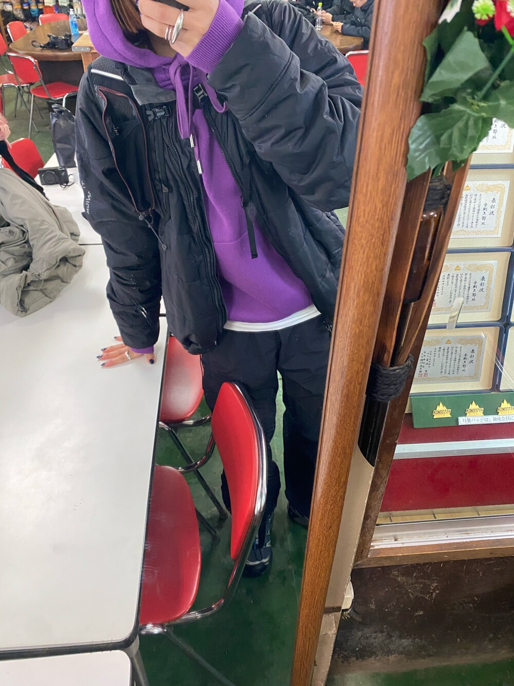 パープル系のニット/セーター、ブラック系のスニーカー、ブラック系のカーゴパンツを着用したレディースの冬コーディネートの3枚目の写真