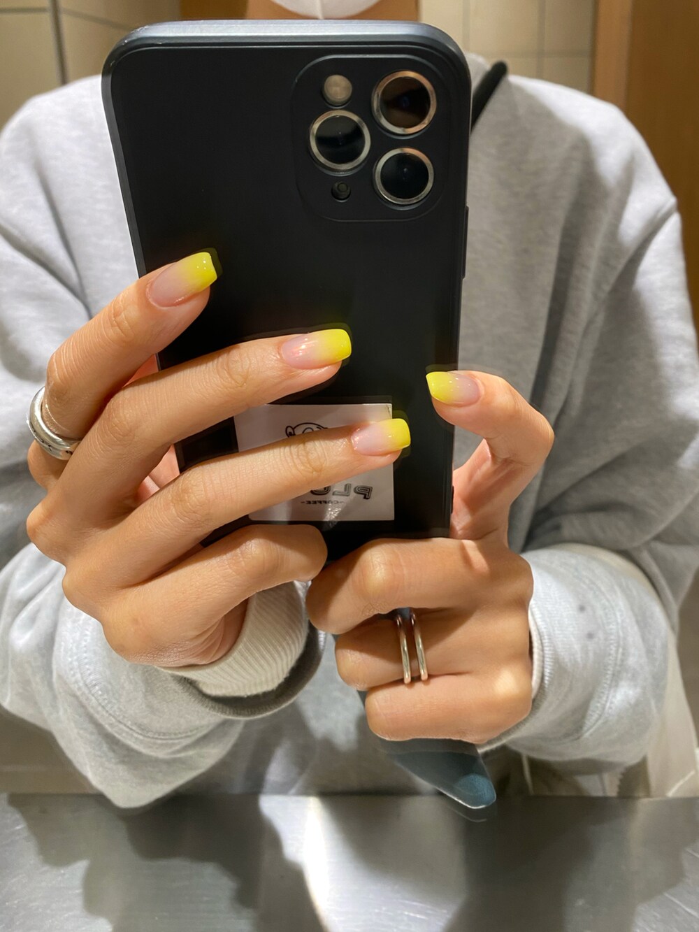 ブルー系のスラックス、ホワイト系のトートバッグ、ホワイト系のサンダルを着用したレディースの春コーディネートの2枚目の写真
