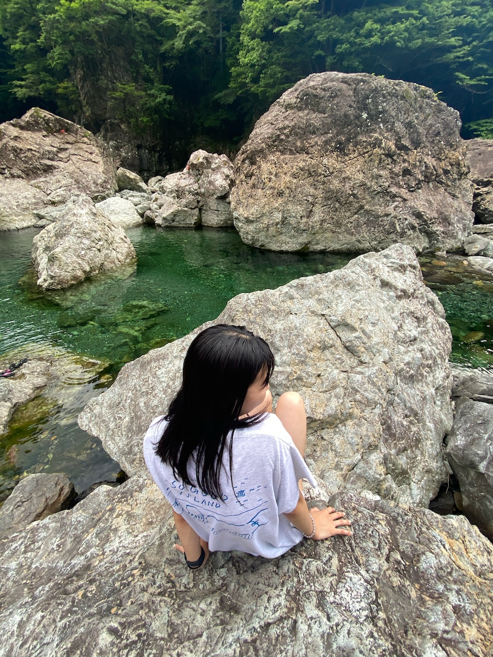 ブラック系のサンダル、グレー系のTシャツ/カットソーを着用したレディースの夏コーディネートの2枚目の写真