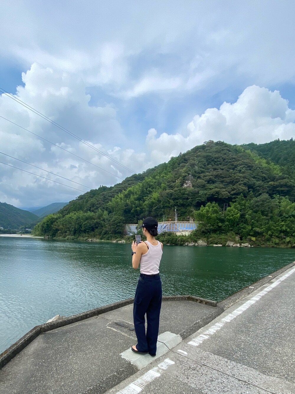 ブルー系のその他パンツ、ピンク系のタンクトップを着用したレディースの夏コーディネートの3枚目の写真