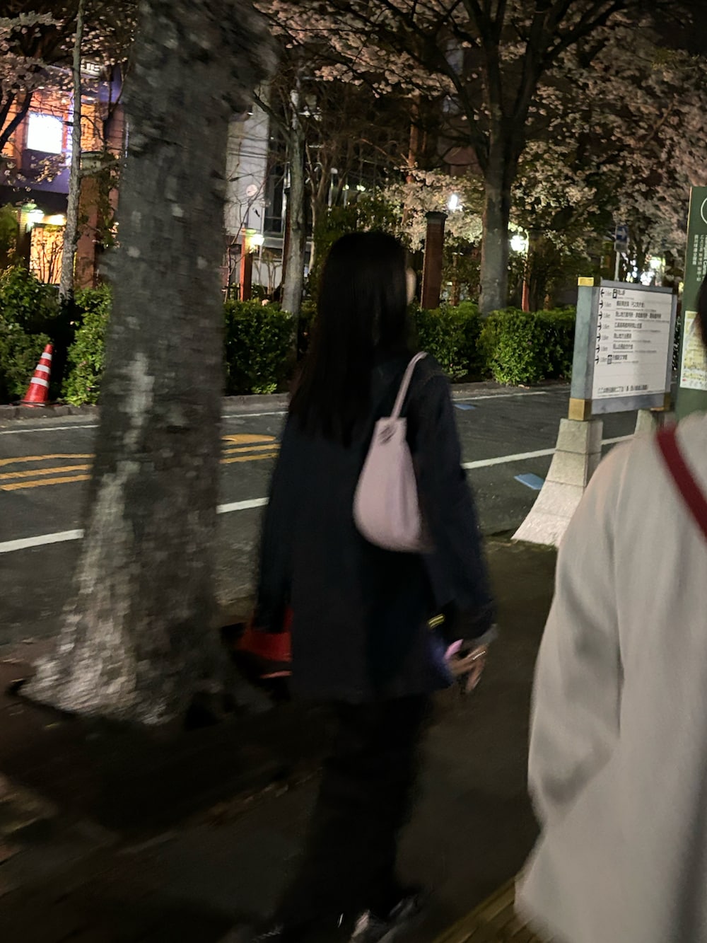 ブラウン系のTシャツ/カットソー、ブラック系のスカート、ピンク系のショルダーバッグを着用したレディースの春コーディネートの4枚目の写真