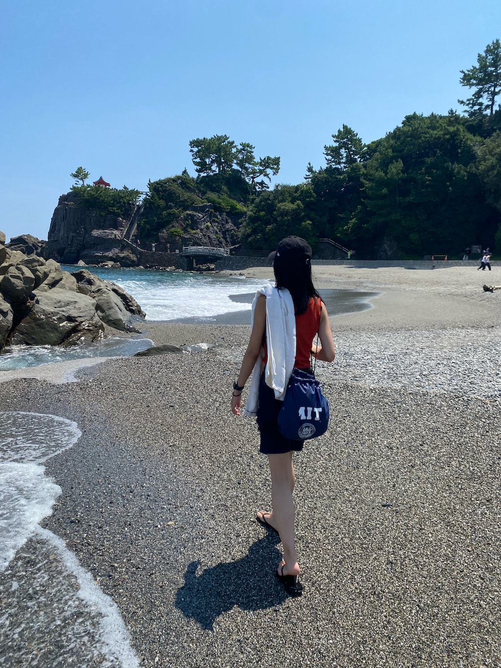 ブラック系のトートバッグ、ブルー系のその他パンツ、ブラック系のサンダルを着用したレディースの夏コーディネートの3枚目の写真