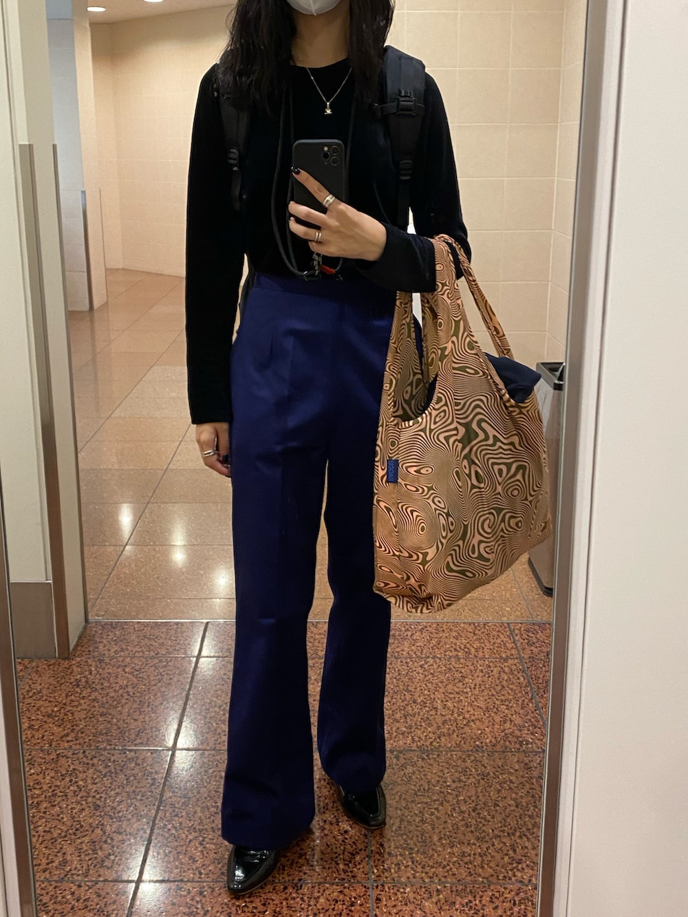 ピンク系のエコバッグ/サブバッグ、ブラック系のTシャツ/カットソーを着用したレディースの秋コーディネートの2枚目の写真