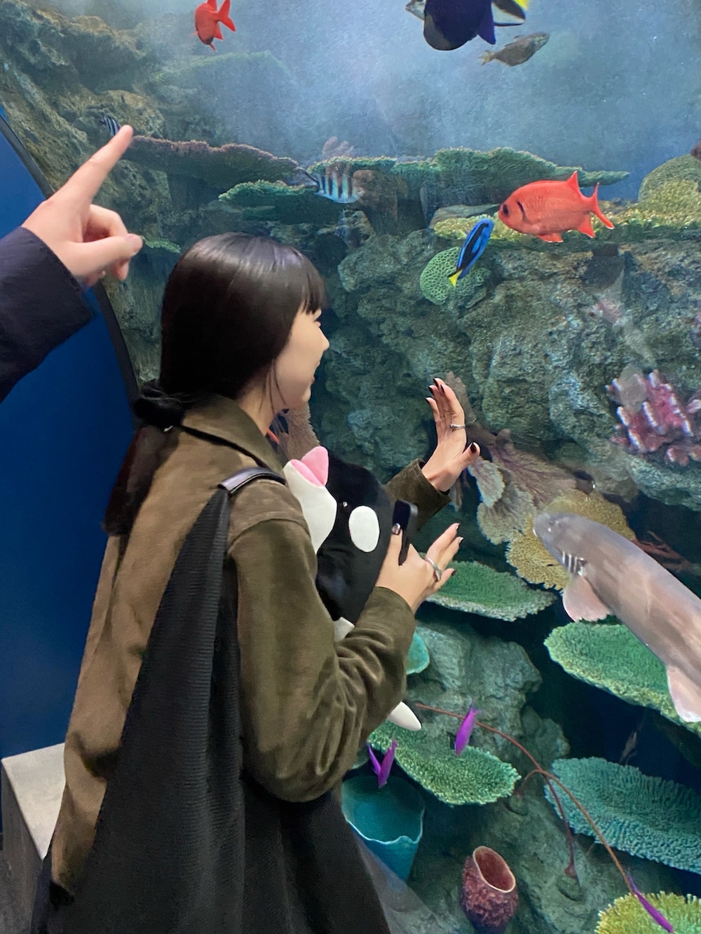 ブラック系のその他シューズ、ブラック系のトートバッグ、シルバー系のリングを着用したレディースの秋コーディネートの2枚目の写真