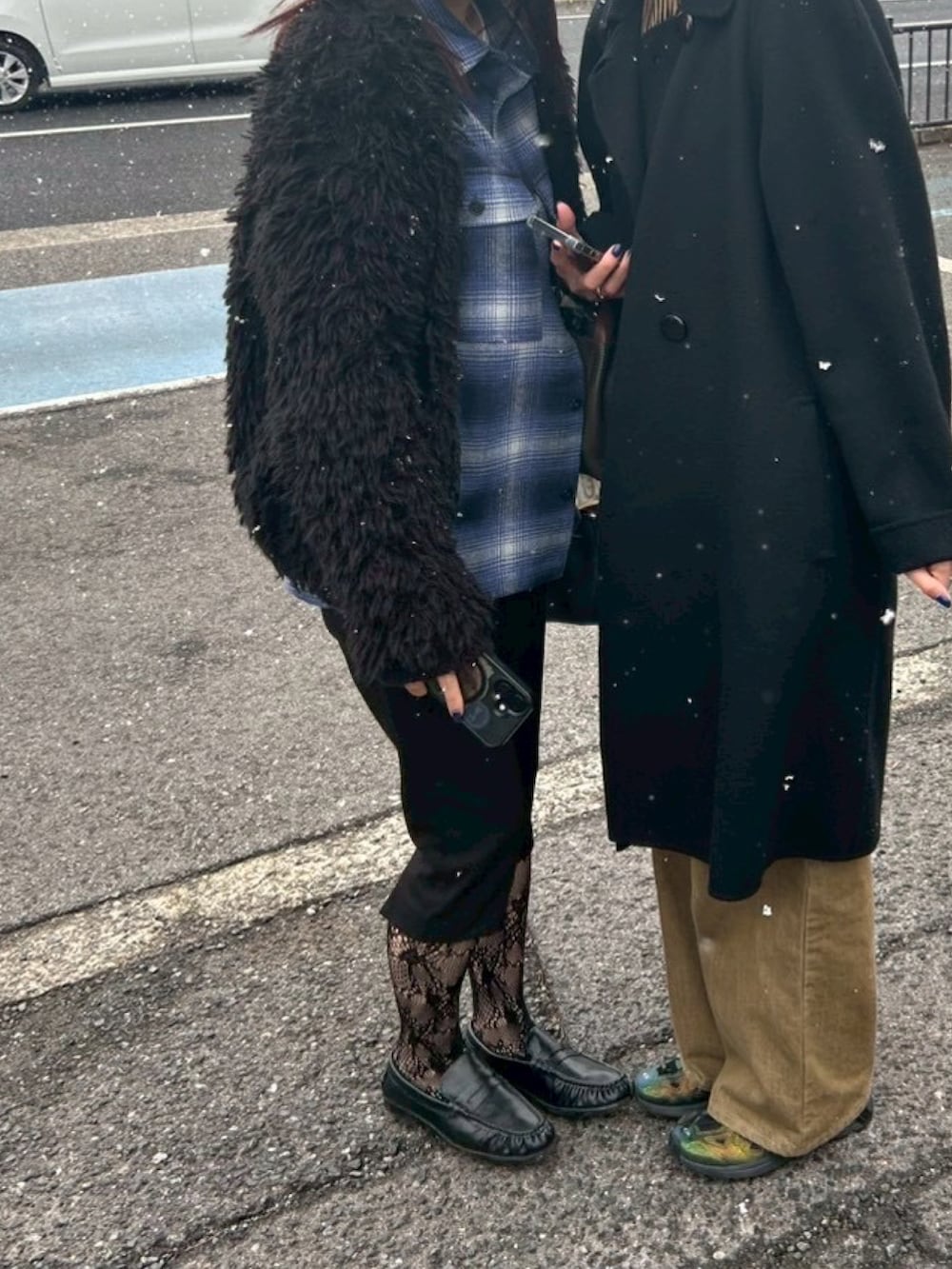 ブラック系のハンドバッグを着用したレディースの冬コーディネートの2枚目の写真