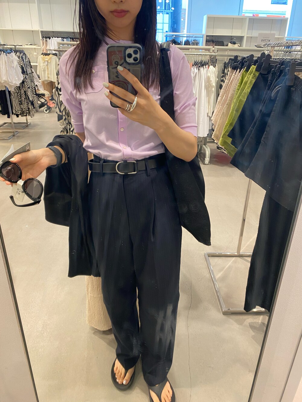 ピンク系のカーディガン/ボレロを着用したレディースの夏コーディネートの2枚目の写真