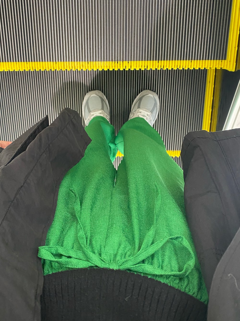 グリーン系のその他パンツ、グレー系のスニーカーを着用したレディースの春コーディネートの2枚目の写真