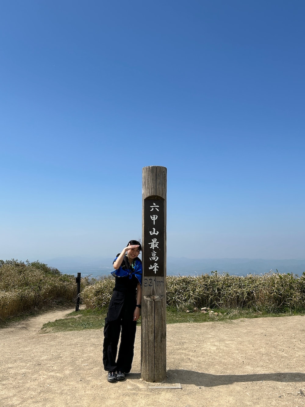 ブラック系のバックパック/リュック、ブラック系のスニーカーを着用したレディースの春コーディネートの2枚目の写真