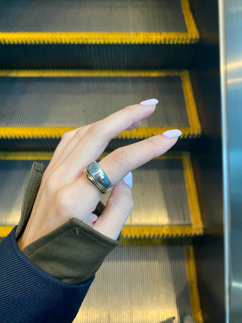 ブルー系のテーラードジャケット、グリーン系のスラックス、ブラック系のシューズを着用したレディースの秋コーディネートの2枚目の写真