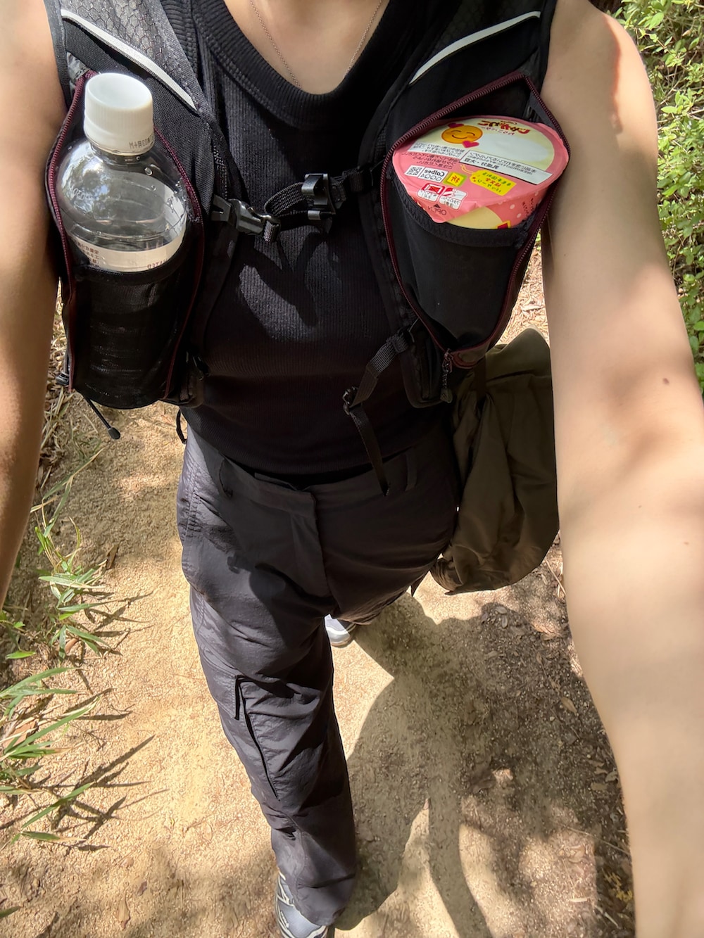 ブラック系のバックパック/リュック、ブラック系のスニーカーを着用したレディースの春コーディネートの3枚目の写真