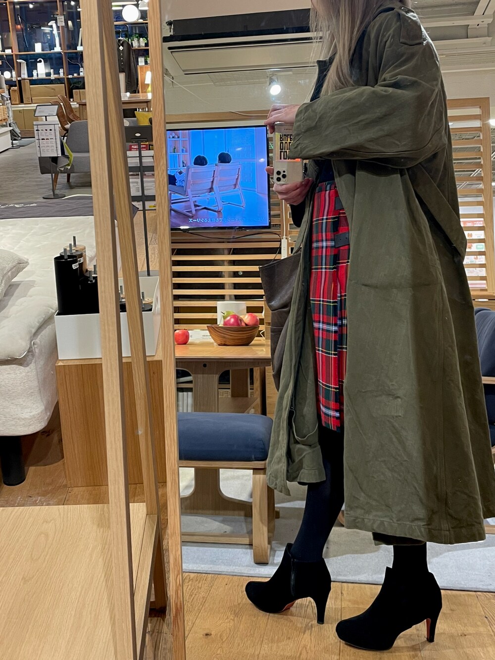 「COMME des GARCONSのアイテム（スカート、レッド系）」を使った、iek さん（レディース・170cm）の冬コーディネートの2枚目の写真