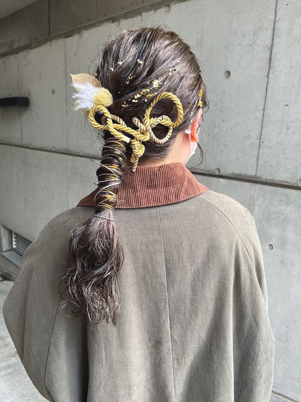 ブラック系のブーツを着用したレディースの春コーディネートの2枚目の写真