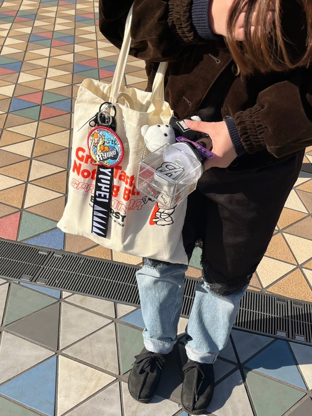 ブラック系のワンピースを着用したレディースの冬コーディネートの2枚目の写真