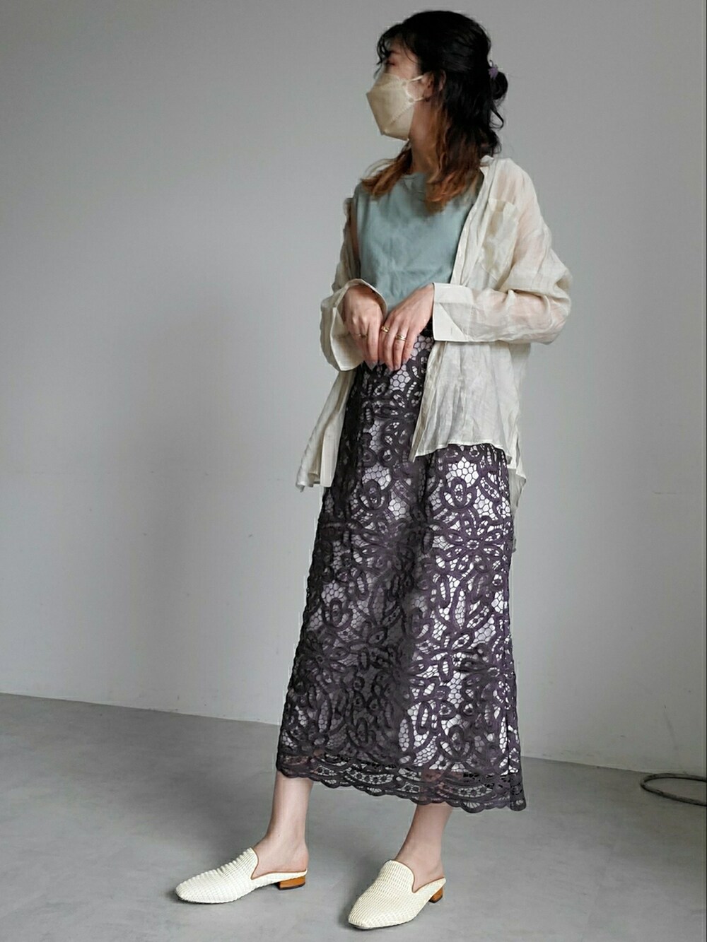 グリーン系のタンクトップ、ホワイト系のシャツ/ブラウス、ホワイト系のサンダルを着用したレディースの秋コーディネートの3枚目の写真