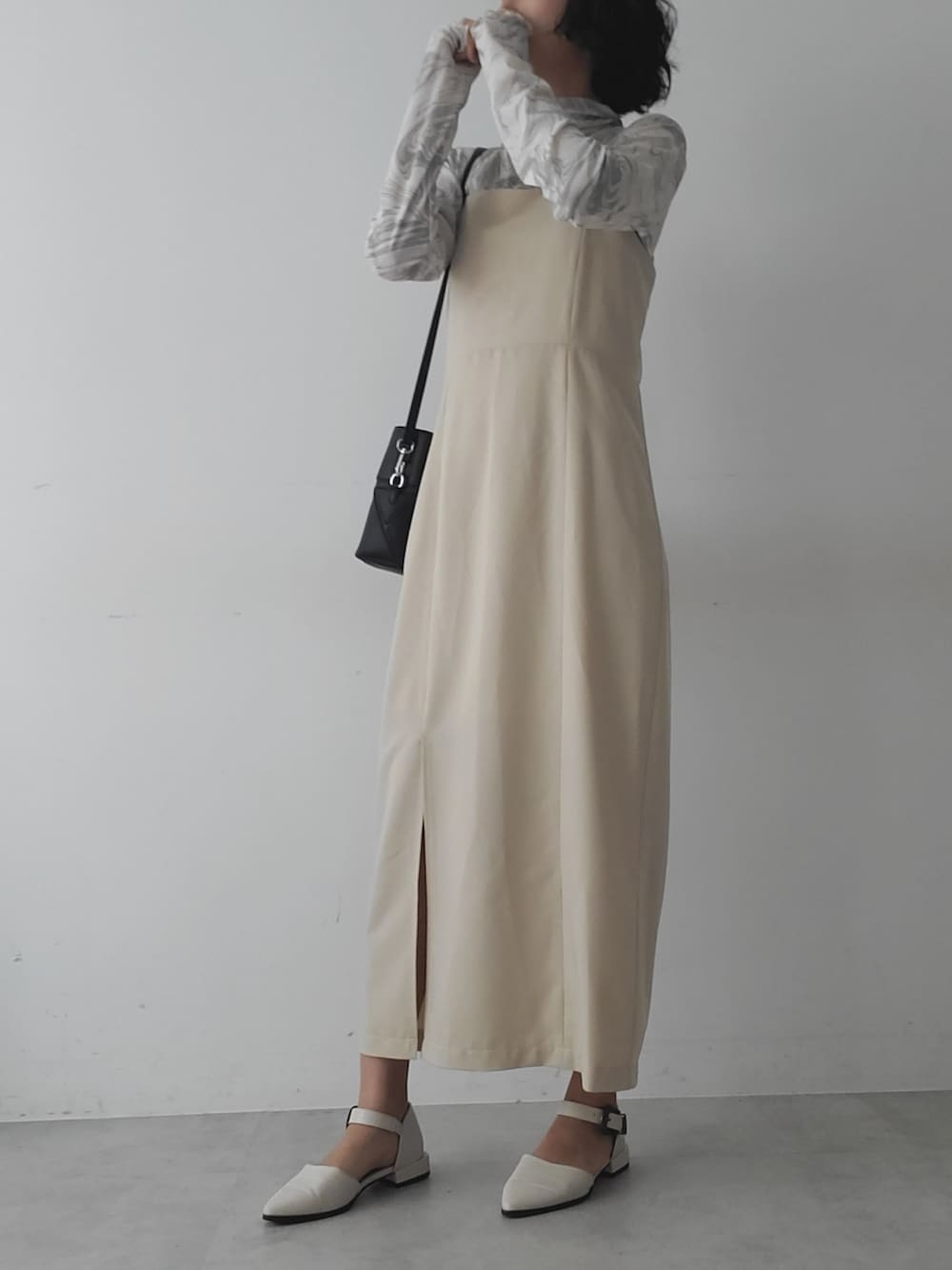 ベージュ系のワンピース、ホワイト系のサンダルを着用したレディースの夏コーディネートの2枚目の写真