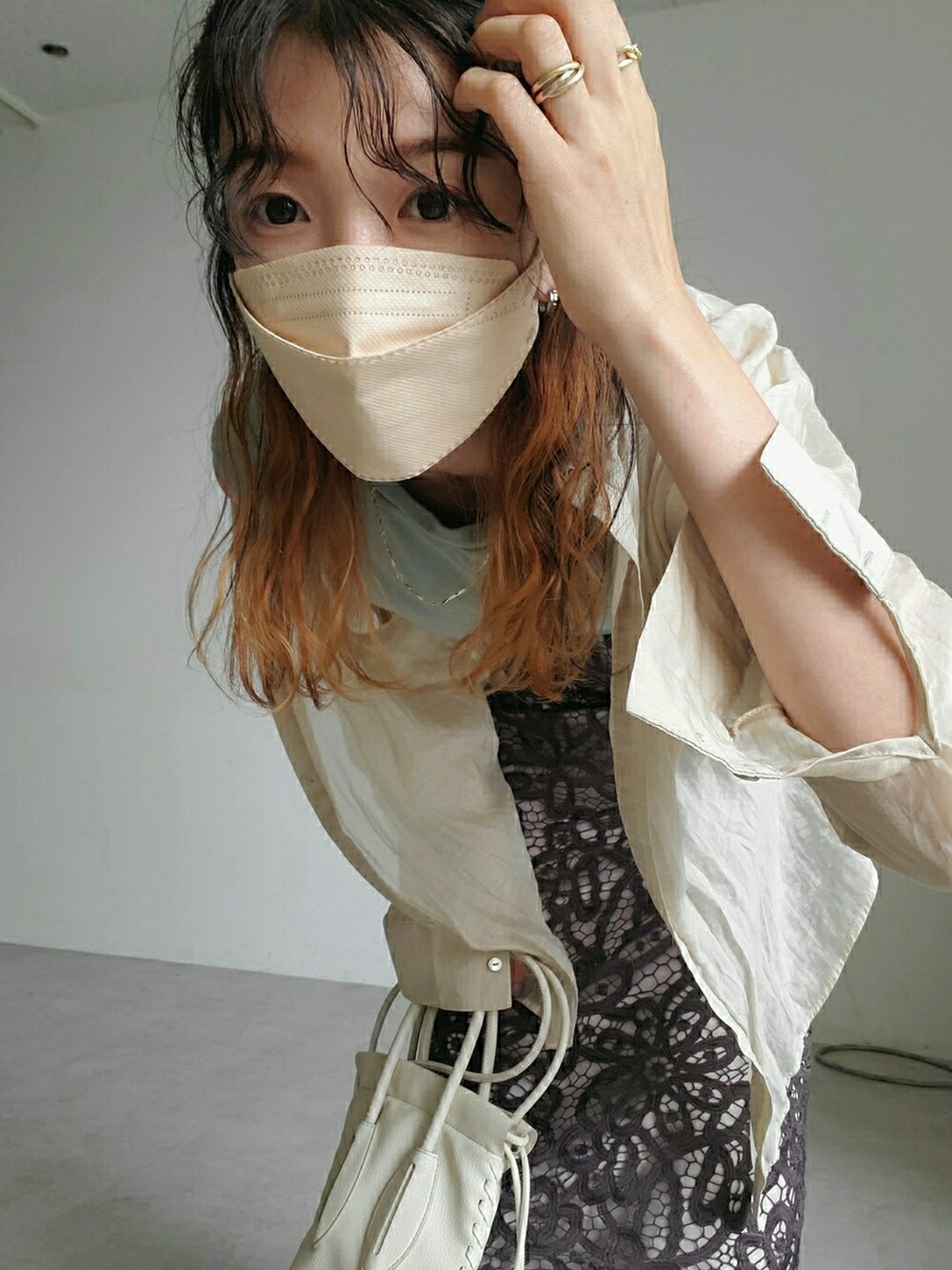 グリーン系のタンクトップ、ホワイト系のシャツ/ブラウス、ホワイト系のサンダルを着用したレディースの秋コーディネートの4枚目の写真