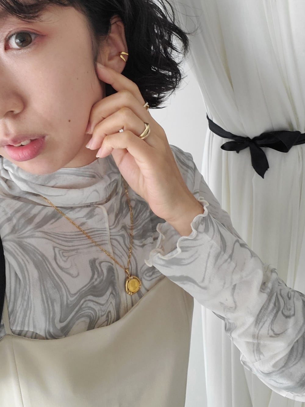 ベージュ系のワンピース、ホワイト系のサンダルを着用したレディースの夏コーディネートの3枚目の写真