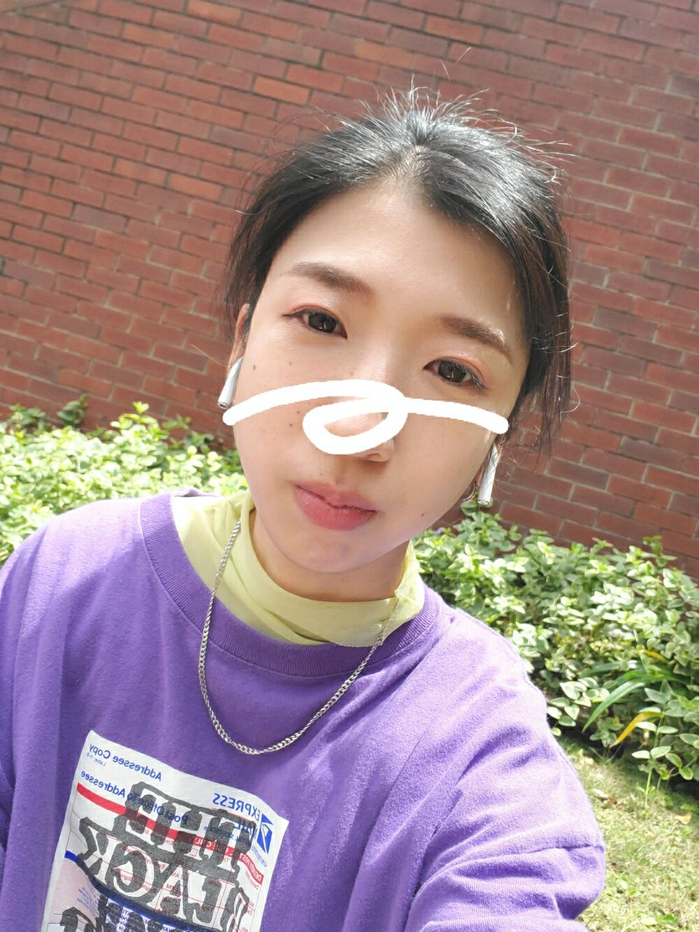 ブラック系のその他パンツ、パープル系のTシャツ/カットソー、グリーン系のTシャツ/カットソーを着用したレディースの春コーディネートの3枚目の写真