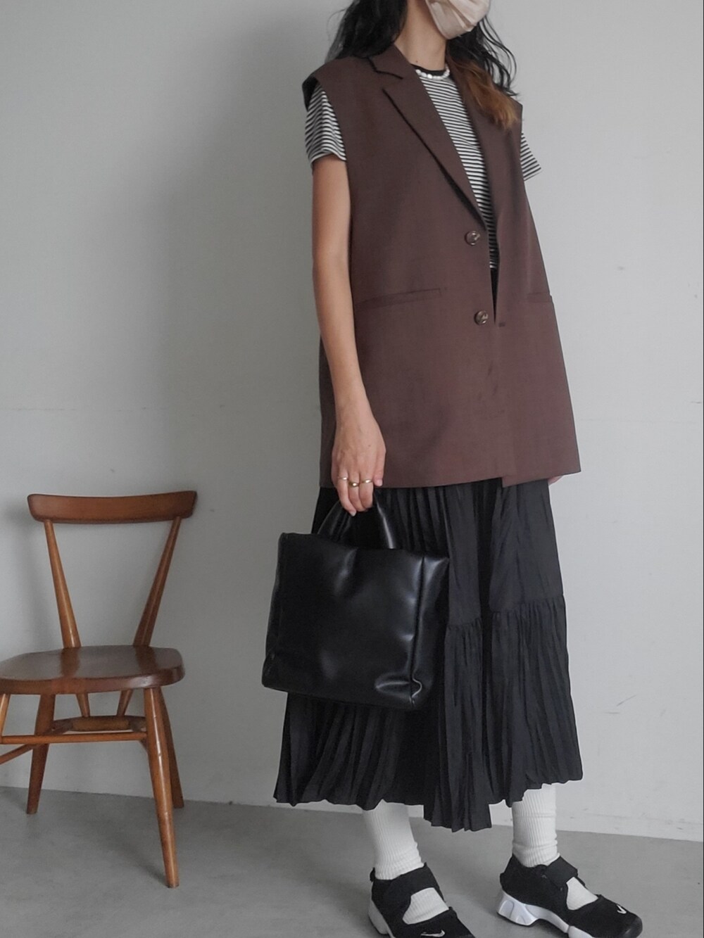 その他のTシャツ/カットソー、ブラウン系のベスト、ブラック系のスカートを着用したレディースの秋コーディネートの2枚目の写真