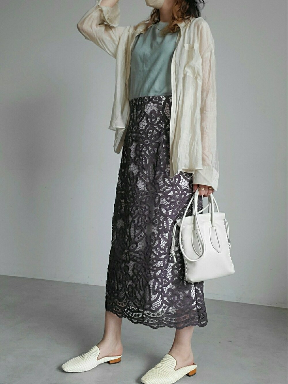 グリーン系のタンクトップ、ホワイト系のシャツ/ブラウス、ホワイト系のサンダルを着用したレディースの秋コーディネートの2枚目の写真