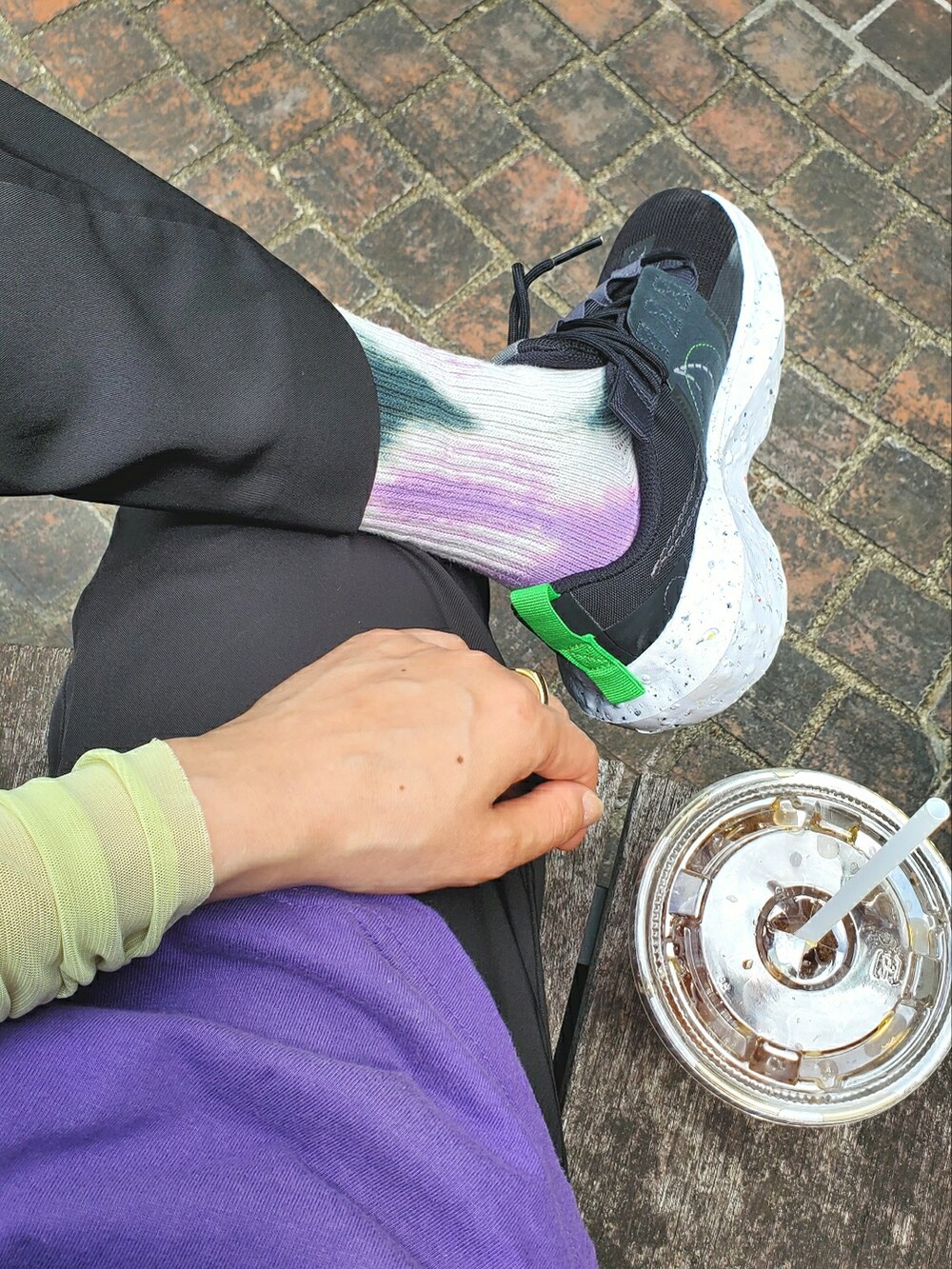 ブラック系のその他パンツ、パープル系のTシャツ/カットソー、グリーン系のTシャツ/カットソーを着用したレディースの春コーディネートの2枚目の写真