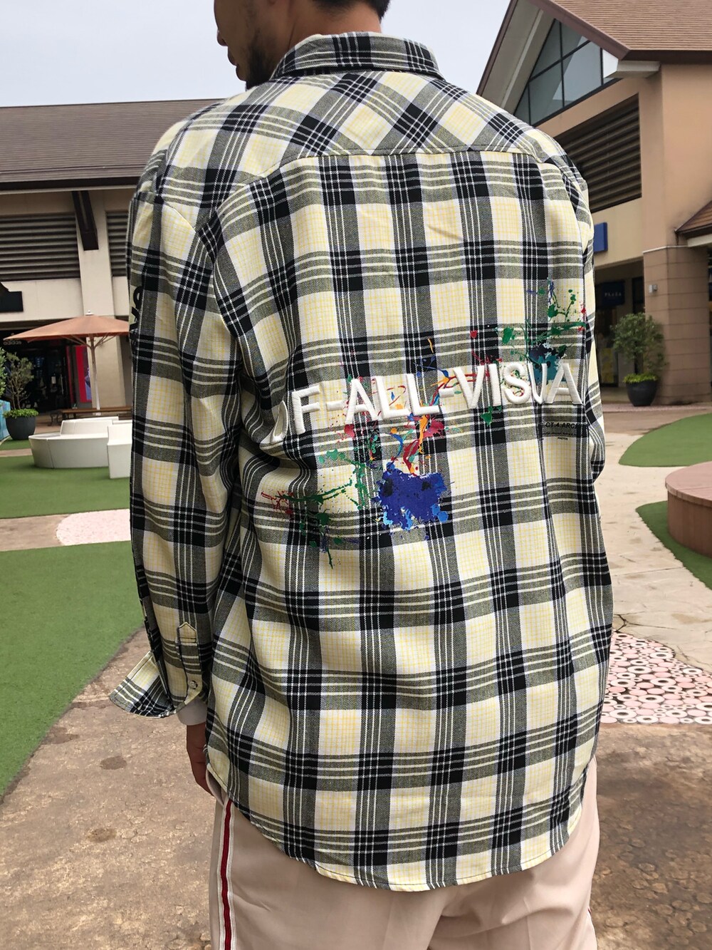 「A4A、バックロゴ、イエロー、チェックシャツ、春夏コーデ、オーバーサイズ、袖ロゴ、OUTLET、刺繍ロゴ」｜「A4Aのアイテム（シャツ/ブラウス、イエロー系）」を使った、ツネマツさん（メンズ・187cm）の夏コーディネートの3枚目の写真